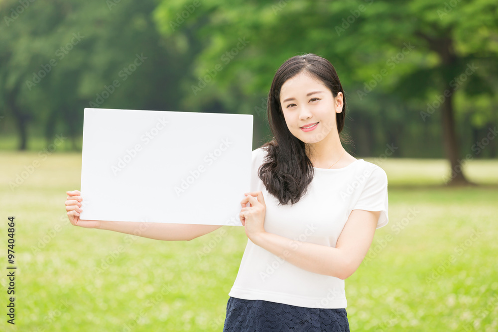 ホワイトボードを持つ女性 笑顔 ホワイトボードを持つ女性 笑顔