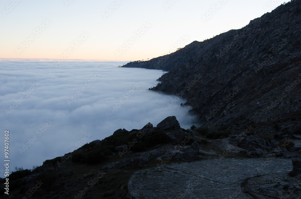 NIEBLA VALLE DEL TIETAR ALTA MONTAÑA NIEBLA VALLE DEL TIETAR ALTA MONTAÑA