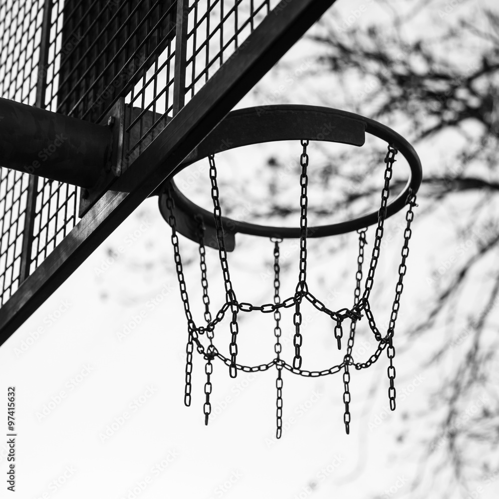 Obraz premium Basket made of chains for basketball playing