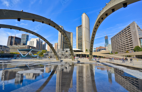 Fotografia View of Nathan Phillips Square and City Hall in Toronto