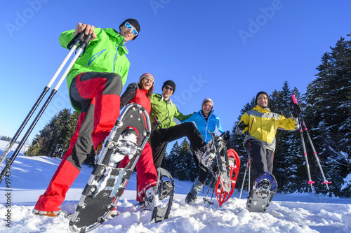 Foto gutgelaunte Wandergruppe mit Schneeschuhen