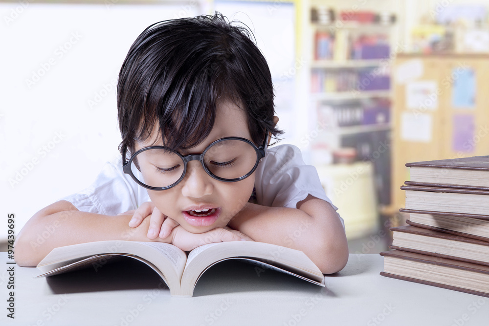 Kindergarten student reads textbooks Kindergarten student reads textbooks