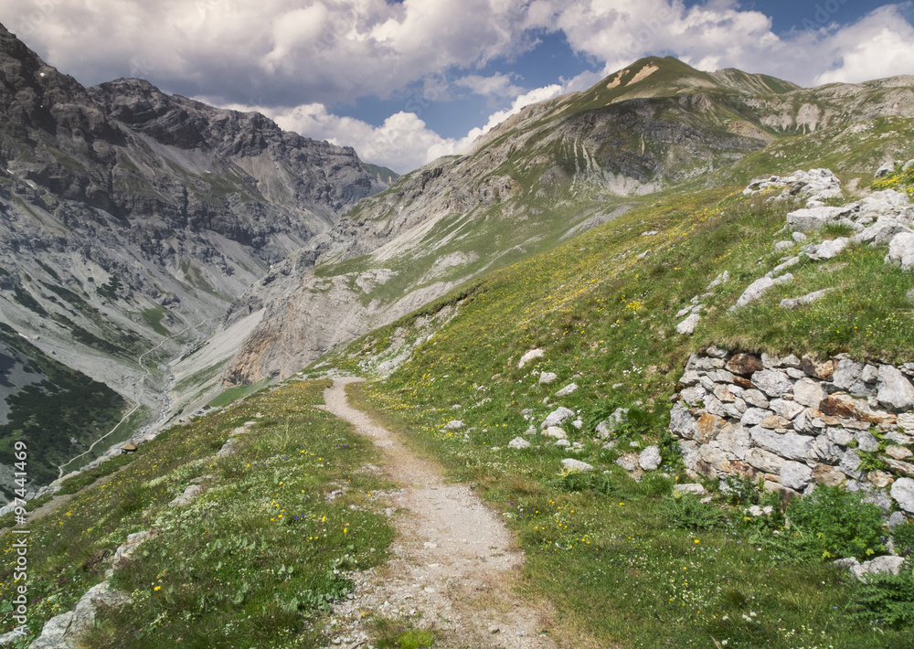Obraz premium Gebirge der Bocchetta di Forcola, Ortler-Massiv mit Wanderweg nach Bormio 
