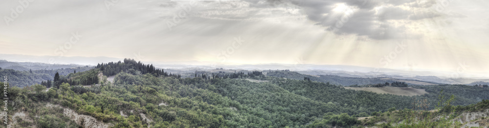 Panorama delle colline toscane prima di un temporale nella zona delle Crete Senesi