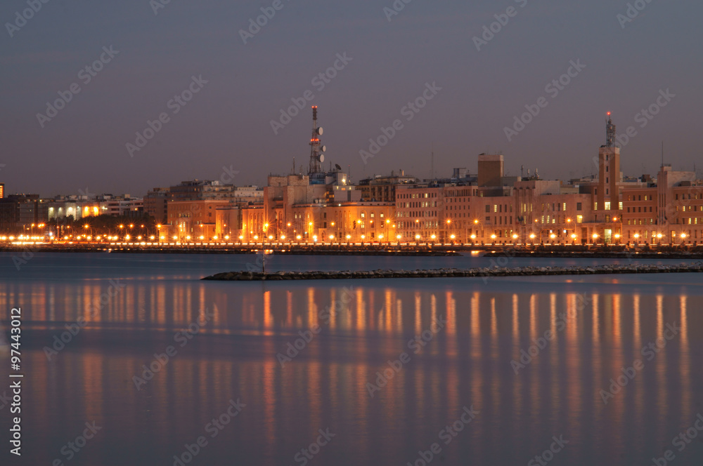 Fototapeta premium Bari con il suo lungomare illuminato 