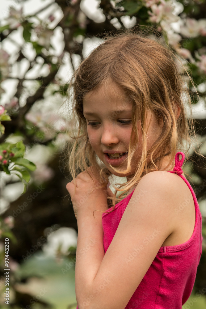 Mädchen vor Apfelbaum Mädchen vor Apfelbaum