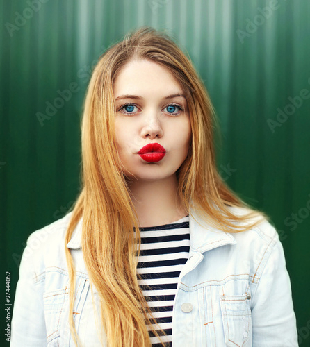 Red lips blonde
