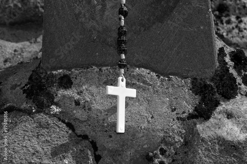 Крест на фоне камня. Черно-белое.