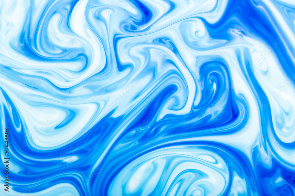 Fototapeta premium Niebieski atrament w mlecznej teksturze.