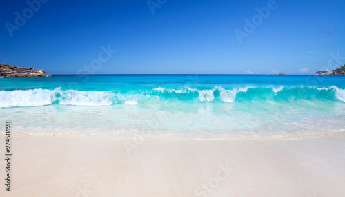 Wellen am Strand - Seychelleninsel #97450698