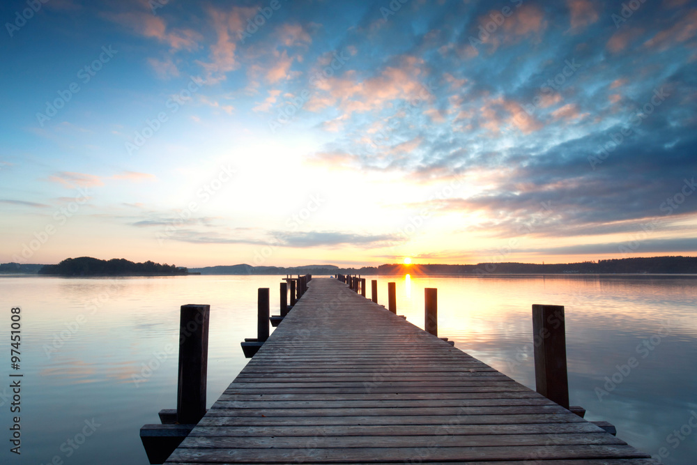 Fototapeta premium Poranny wschód słońca nad jeziorem
