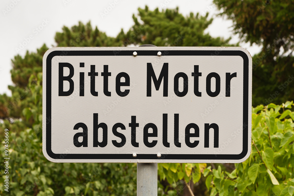 Schild - Bitte Motor abstellen - vor grüner pflanzlicher Kulisse