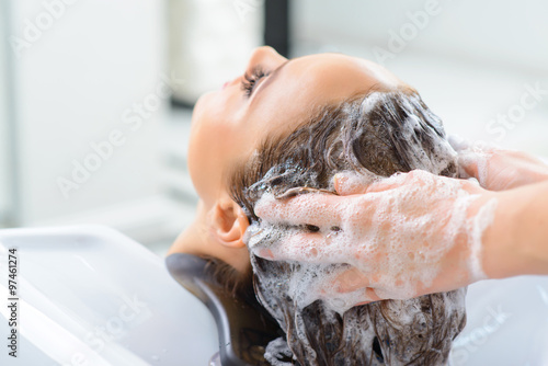 Fotografie Stylist is washing clients hair.