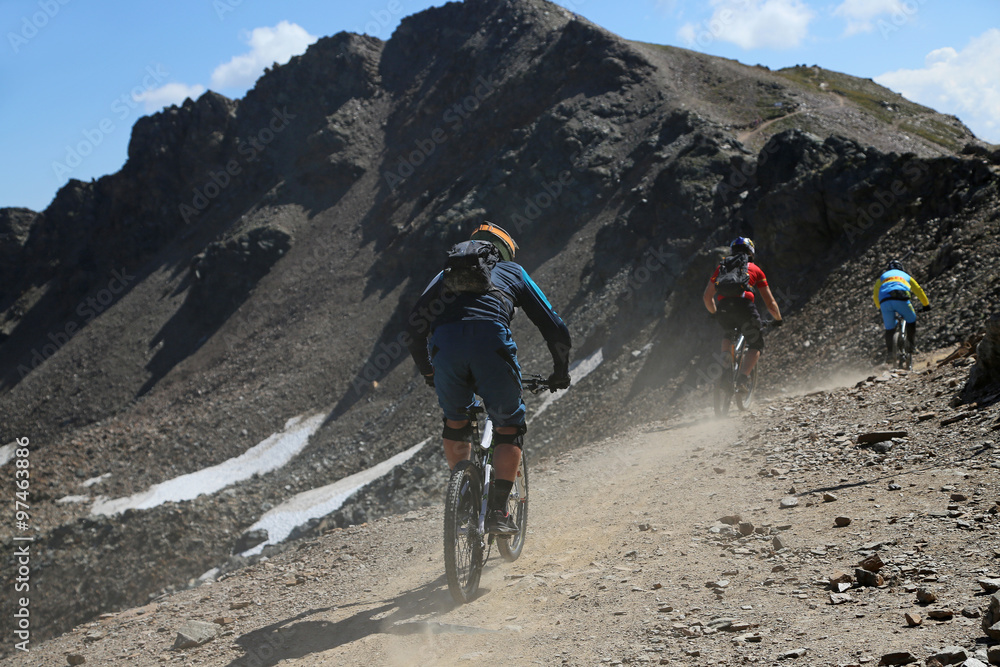 Fototapeta premium drei Mountainbiker im Gebirge