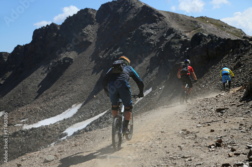 drei Mountainbiker im Gebirge