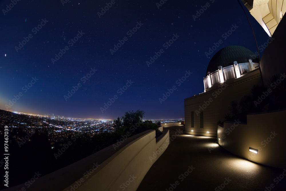 Fototapeta premium Night view of Griffith Observatory with cityscape