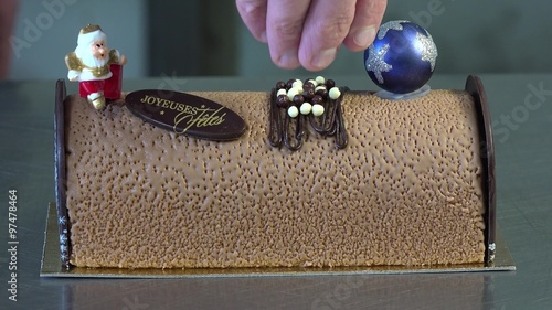 Preparation of a Yule log, pear and praline