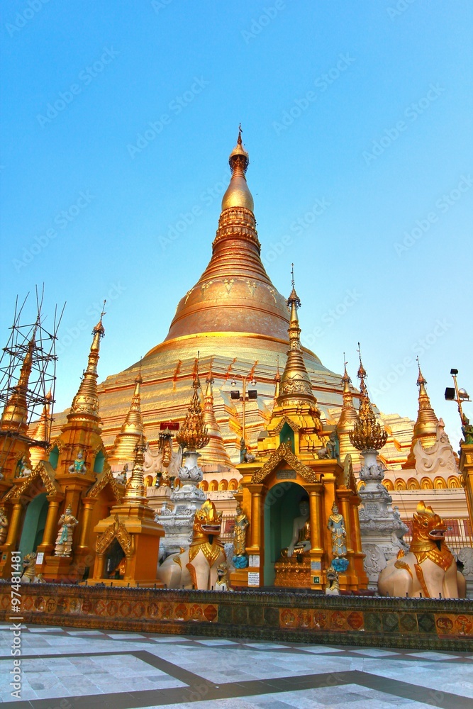 Fototapeta premium The Shwedagon Pagoda also known as the Great Dagon Pagoda and the Golden Pagoda, is a gilded stupa located in Yangon, Myanmar