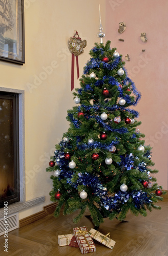 L albero di Natale con i regali vicino al caminetto