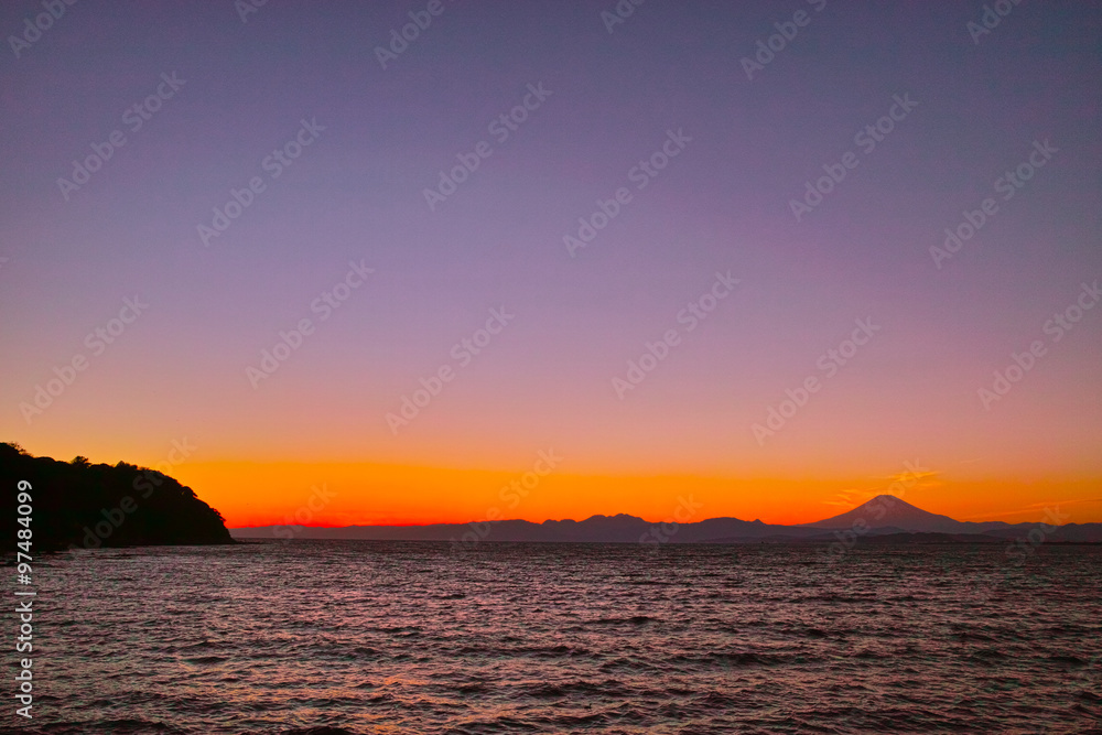 江の島大橋から見た夕焼けの相模湾と富士山

