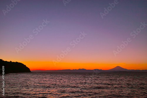 江の島大橋から見た夕焼けの相模湾と富士山