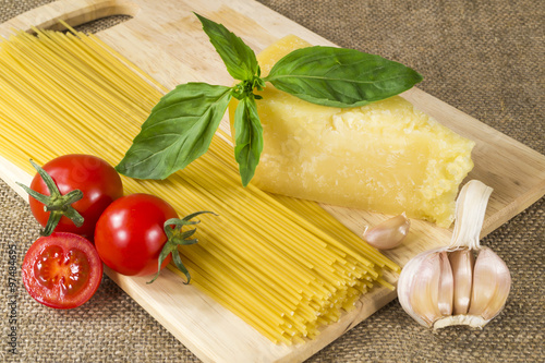 Spaghetti with cheese and vegetables