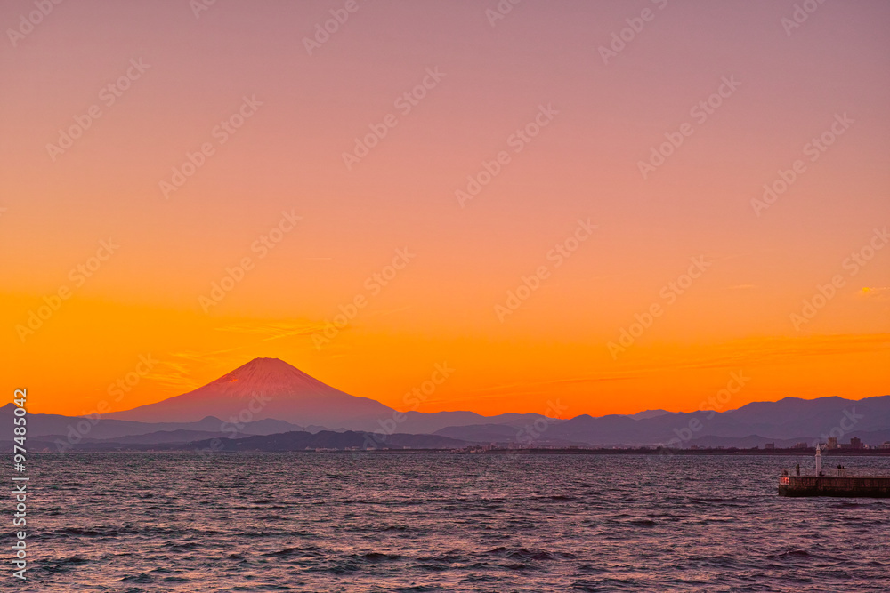 江の島大橋から見た夕焼けの相模湾と富士山

