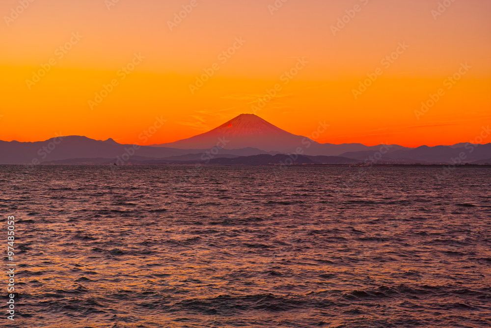 江の島大橋から見た夕焼けの相模湾と富士山

