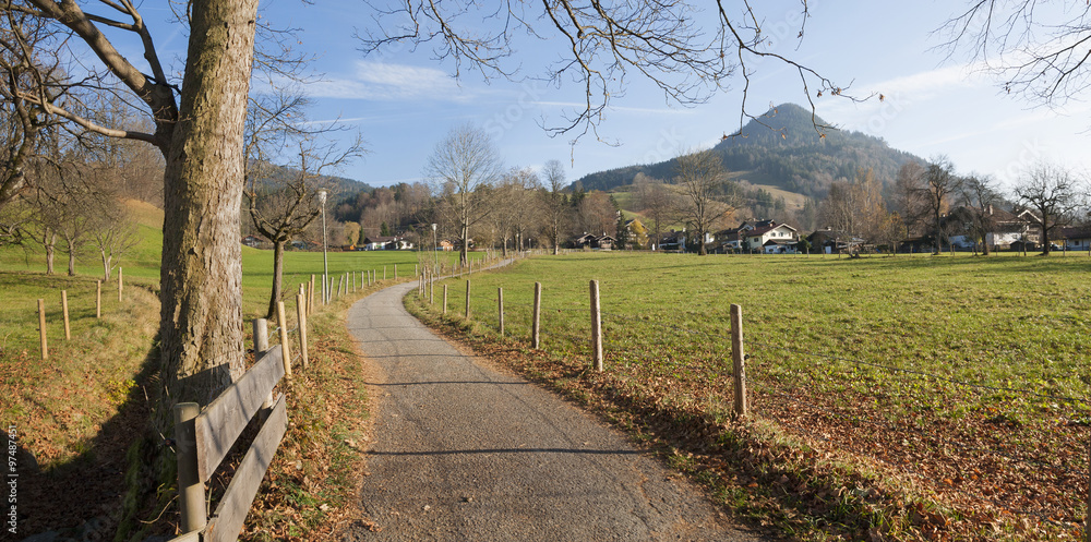 Wanderweg am Schliersee, Herbstlandschaft Oberbayern Wanderweg am Schliersee, Herbstlandschaft Oberbayern