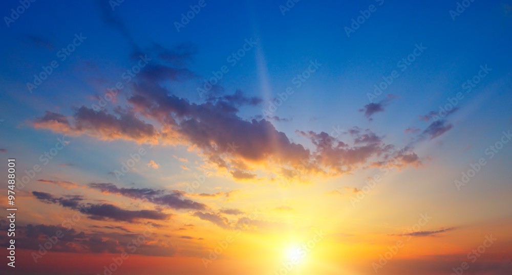 Obraz premium piękny wschód słońca i zachmurzone niebo