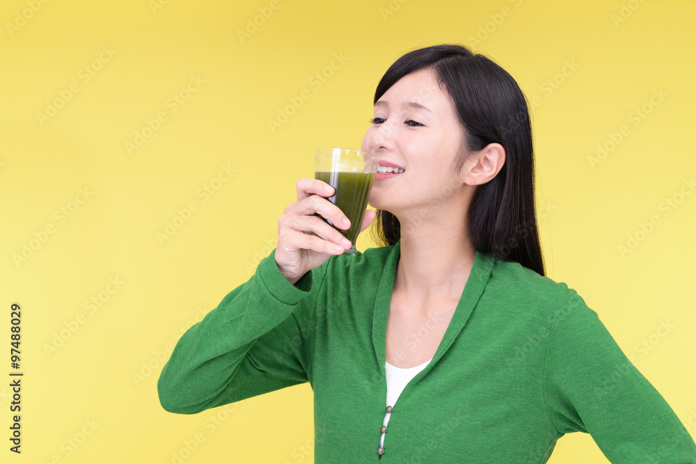 野菜ジュースを飲む女性 野菜ジュースを飲む女性