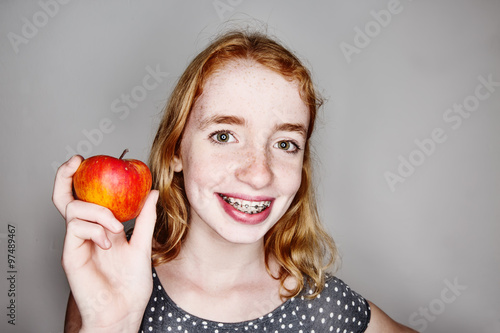 Mädchen mit einem Apfel photo