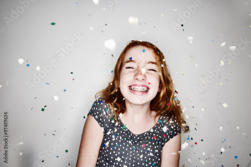 Sticker Mädchen mit mit Konfetti und Luftschlangen