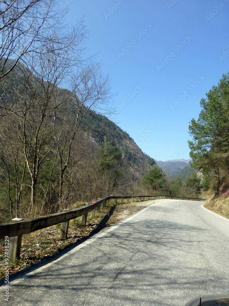 Straße zwischen Gargano und Iseosee