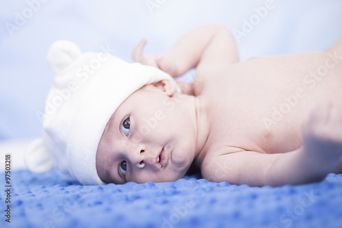 Obraz na płótnie Cute newborn w salonie