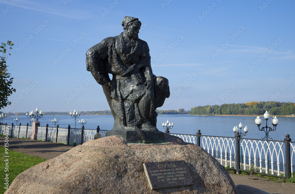 Памятник бурлаку на фоне волжской набережной. Рыбинск