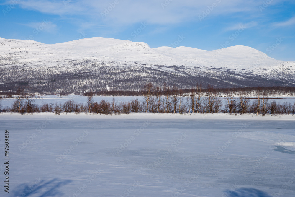 Sonniger kalter Wintertag in Schweden