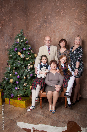 Большая семья с детьми, мамами, бабушкой и дедушкой обнимаются  на новый год © svetlanafoto
