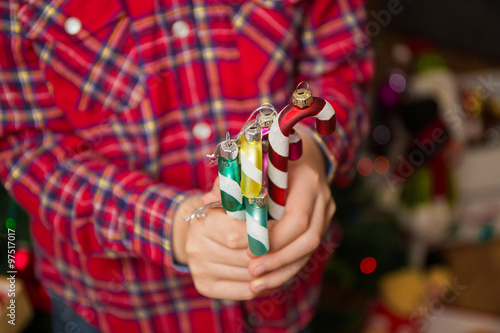 Ein Kind schmückt den Weihnachtsbaum