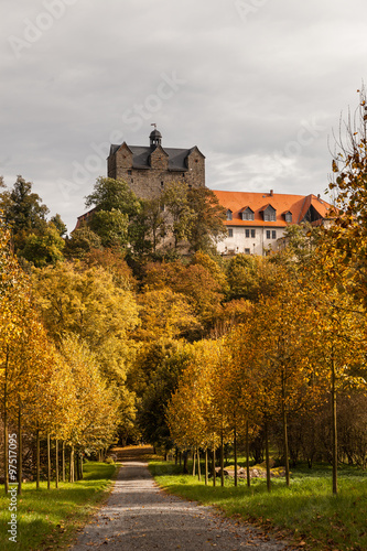 Schlosspark Ballenstedt mit Blick auf das Schloss im Herbst
