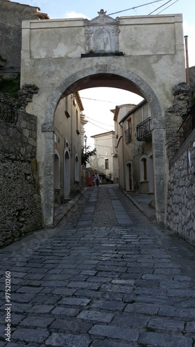 Fototapeta Naklejka Na Ścianę i Meble -  Vicolo di antico borgo medievale Gerace