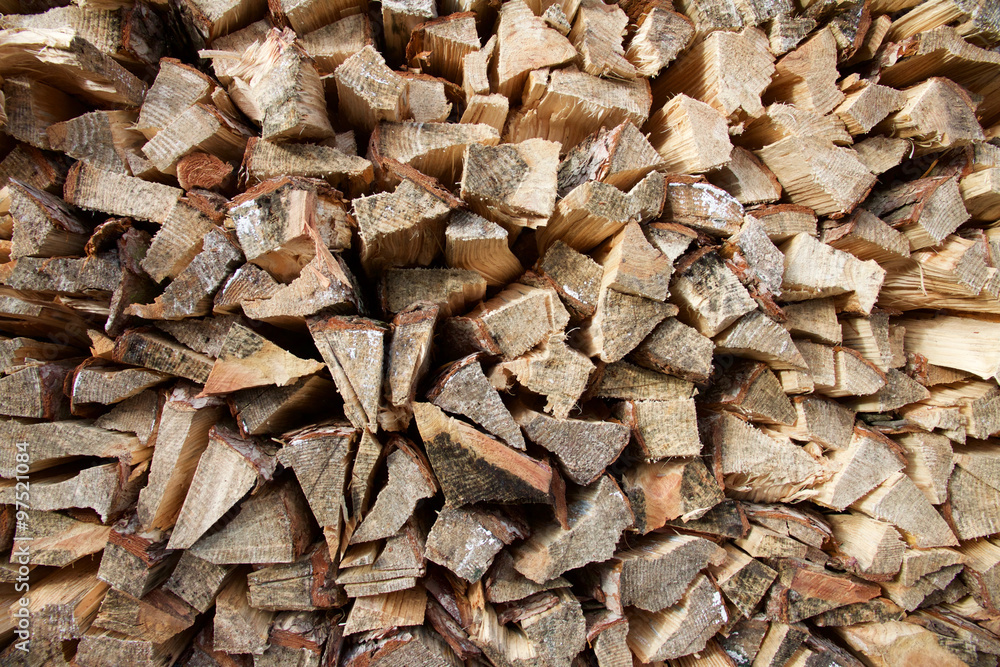 Brennholzstapel gelagert zum trocknen Brennholzstapel gelagert zum trocknen