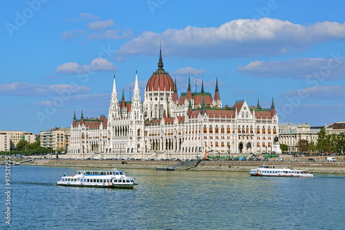 Obraz na płótnie Hungarian Parliament Building and two sightseeing ships on the Danube in Budapest, Hungary w salonie