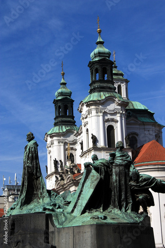 Prag, Jan-Hus-Denkmal und St. Nikolaus-Kirche
