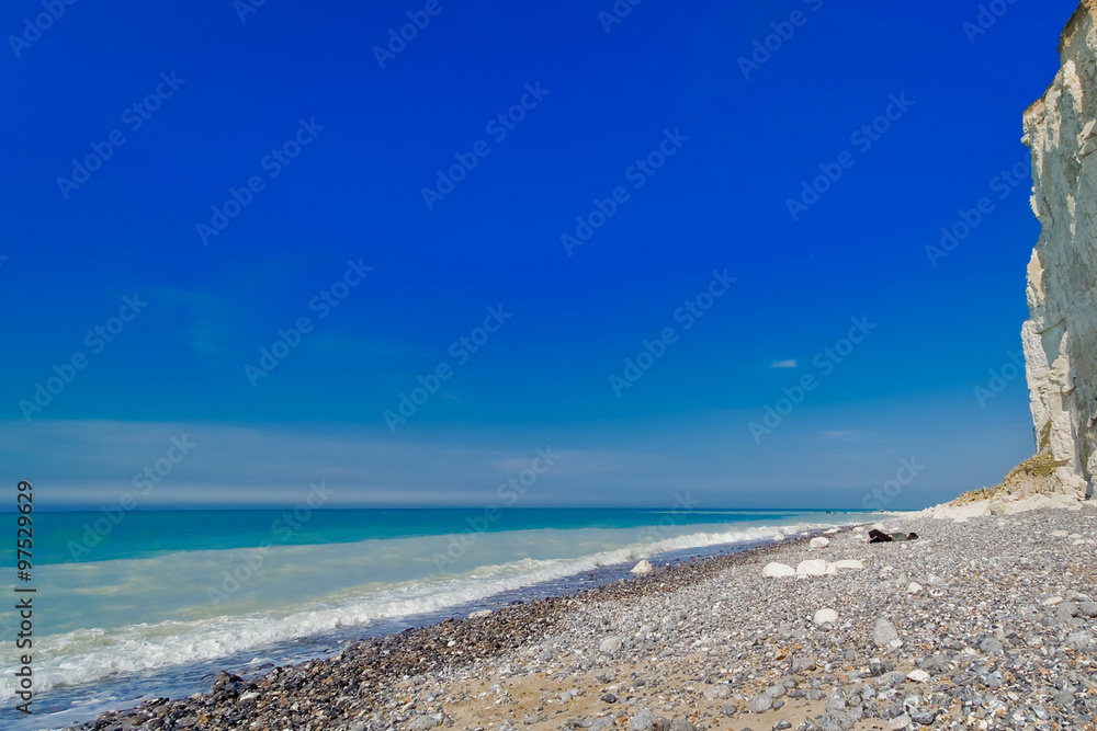 Obraz premium Plage à Dieppe France en Avril 2015. Femme non identifiable, Allongée face à la mer.