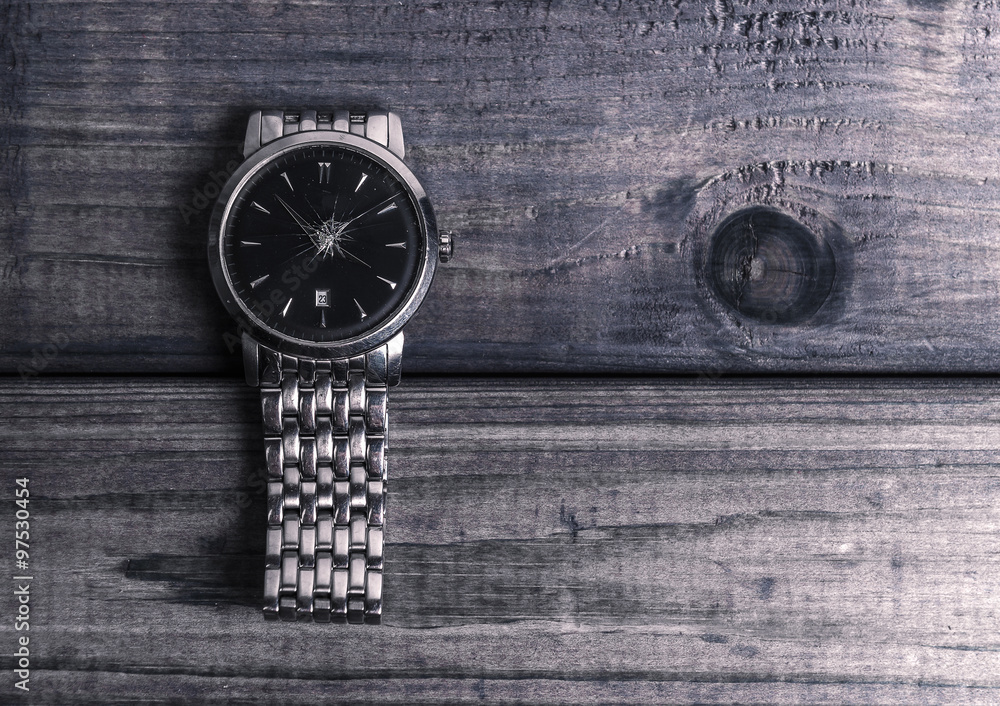 metal quartz watch with arrows metal quartz watch with arrows