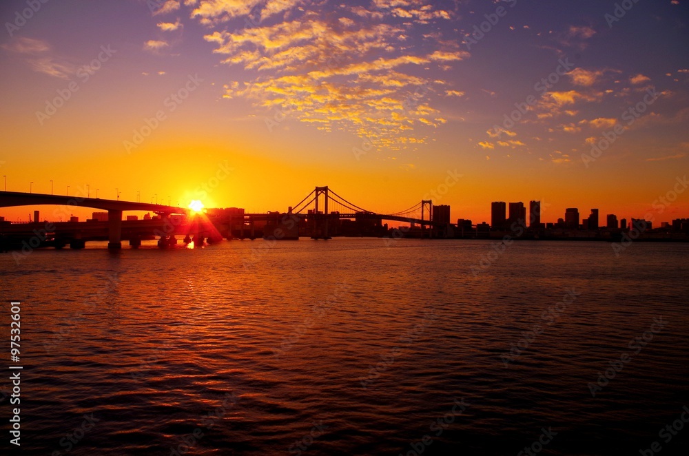 Obraz premium Tęczowy most o zmierzchu