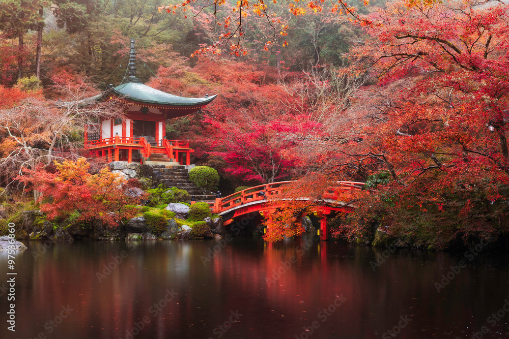 Naklejka premium Świątynia Daigo-ji jesienią