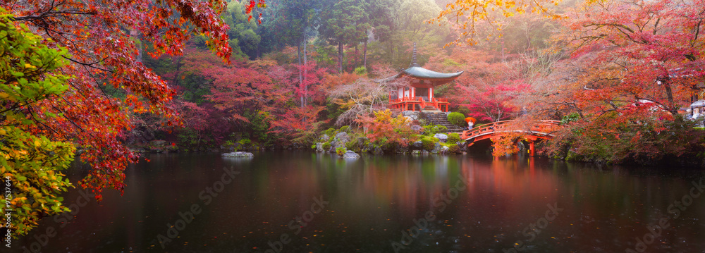 Naklejka premium Świątynia Daigo-ji jesienią