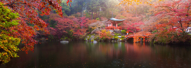 Fotobehang Japan Daigo-ji tempel in herfstkleuren  © Peera